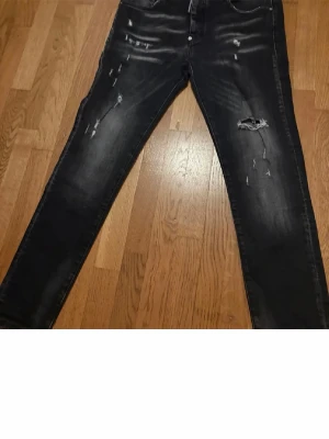 Dsquared 2 jeans - Hej jag säljer ett par svarta dsquared2 jeans som är jätte fina och jätte bekvämma. Skicket på jeansen är mycket bra använda bara några gånger och inga märken på dem. Storleken på jeansen är 48