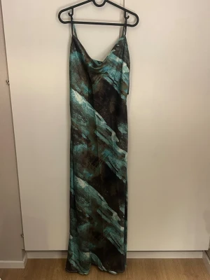 Lång mönstrad klänning - Långklänning grön/svart från Boohoo. Använd en gång i mycket bra skicka. Hör av vid frågor!💗