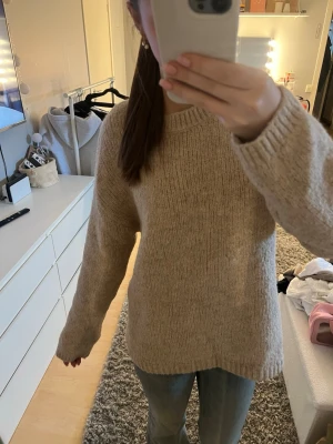 Beige stickad tröja  - Mysig beige stickad tröja från Bikbok i storlek S med rund halsringning och långa ärmar. Perfekt för att matcha till jeans eller kjol. Skriv om du undrar något💕