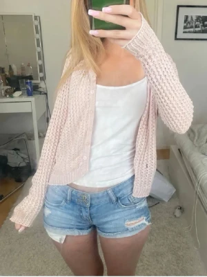 Rosa kofta  - Söt rosa kofta! Storlek M men passform är S/XS 💖