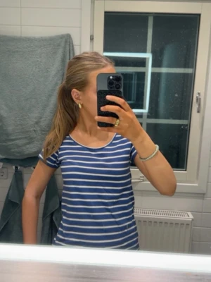 Blåvit randig t-shirt  - Snygg blå t-shirt med vita horisontella ränder från h&m. Skriv för frågor skickar så snabbt som möjligt! 🥰