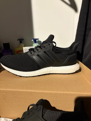 Adidas ultra boost - Adidas Ultra Boost 1.0. Storlek 43 1/3, helt nya, box medföljer, hör av er vid minsta fundering😀