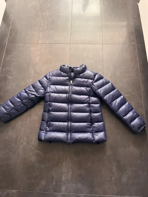 Mörk blå polo Ralph lauren jacka  - Polo Ralph Lauren pufferjacka i mörkblå passar XS    Jackan är i bra skick och väldigt varm. Perfekt för höst och vinter. Äkta från Polo Ralph Lauren.