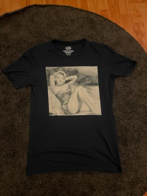  Jack & Jones T-shirt  - Säljer denna feta T-shirten från Jack & Jones! Bra skick och har ett likande tryck som limitato!   Hör av dig vid minsta lilla funderingen!