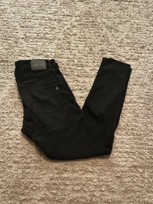 Replay Anbass jeans  - Säljer nu dessa hel svarta replay Anbass jeans i storlek W31 L34. Inga defekter eller skador 9/10 i skick. För fler frågor eller funderingar är det bara att skriva 
