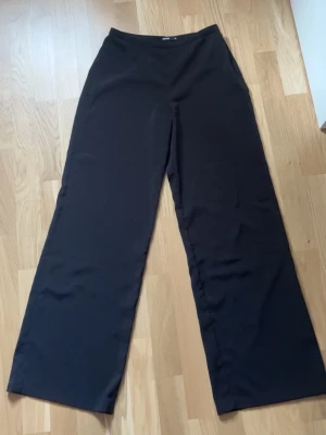 Low waist kostymbyxor  - Superfina Low waist kostymbyxor från BikBok, köpta förra sommaren. Nästan aldrig använda, så byxorna är som i nyskick! Strl 36