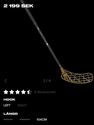 Innebandyklubba svart/guld 104cm - Snygg innebandyklubba i svart och guld med ett stilrent rutmönstrat blad. Klubban har en längd på 104 cm och hook för vänster. Perfekt för dig som vill sticka ut på planen med en unik design.