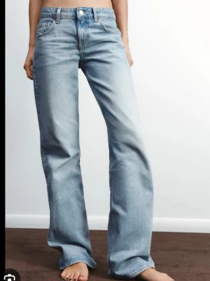 Nya Ljusblåa raka jeans med låg midja - Säljer ett par ljusblå jeans med rak passform och hög midja. Jeansen har en klassisk femficksdesign och är tillverkade i denim med lätt tvättad look. Perfekta för en avslappnad och trendig stil. Använda max 2 ggr❤️