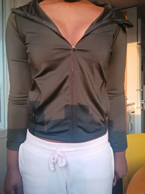 Training jacka Xs - Fint skick, har knappt användt, har en luva där back