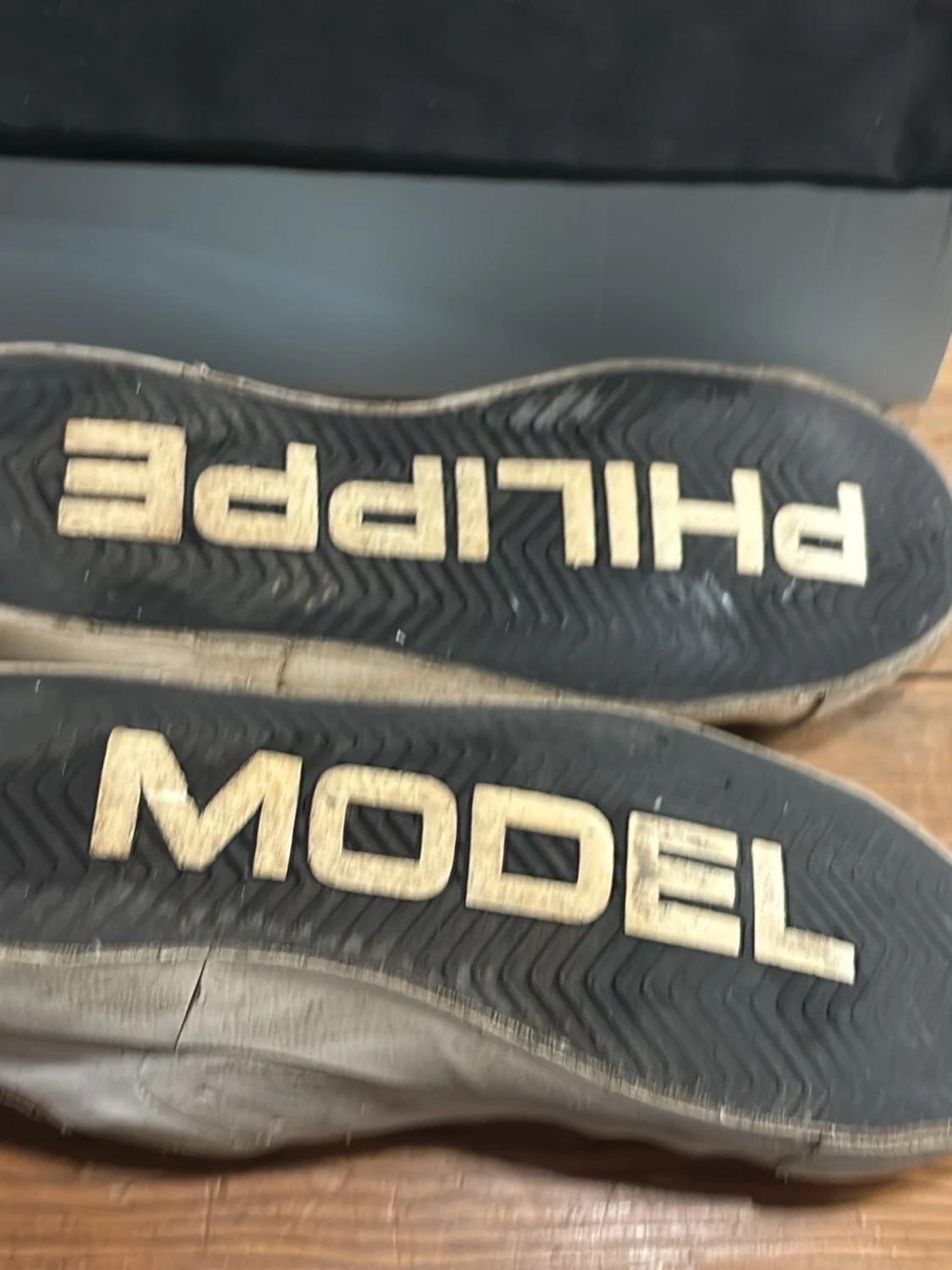 Philippe Model vita sneakers med mockadetaljer - 1