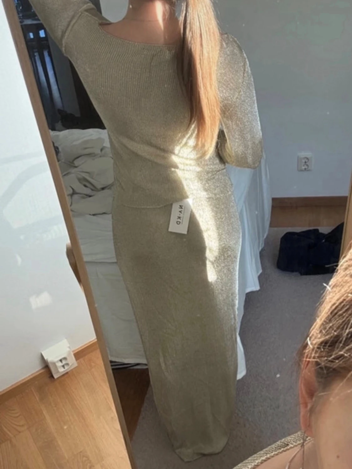 Glittrig långklänning från NA-KD - 1