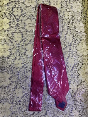 Helt ny slipsar  - Säljer två slipsar, en i vinrött med diskret randigt mönster och en i blått med små vita prickar. Båda är klassiskt formade och tillverkade i glansigt tyg, troligen polyester eller siden. Perfekta för att lyfta din outfit med lite färg. Helt ny. 99kr/st 