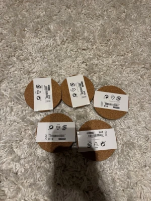 Runda lock i kork från IKEA - Skydda ditt ljus och bevara doften när det inte är tänt. Det här locket i kork passar alla våra doftljusbehållare med 20 och 40 timmars brinntid – och fungerar som underlägg också när ljuset brinner. Kostar 19kr styck nya☀️