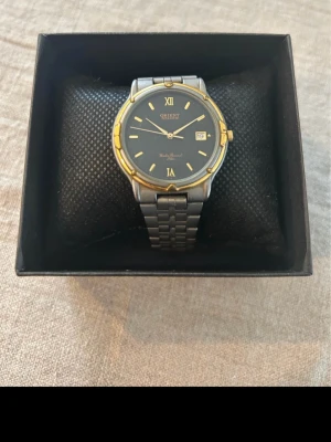 Vintage Orient Titanium 35mm - Säljer en mycket fin vintageklocka (unisex) från japanska Orient i nyskick. Går bra, originalarmband i titan, datumvisare, vattentät osv. Behöver bara nytt batteri. Fås i snygg klocklåda.  Begagnat pris: 1650 SEK Mitt pris: 589 SEK  Skickas alltid spårbart och snabbt (ofta samma dag) eller hämtas i Glumslöv.  Hör av dig vid frågor och se gärna mina andra annonser också!   ORIENT. UNISEX. TITANIUM. WR 50M. ALL TITANIUM AND GOLD PLATED CASE. TITANIUM BRACELET. MATTE AND POLISHED CASE. MATTE BRAC