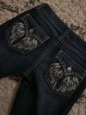 Embroidery jeans från GinaTricot  - Embroidery jeans från GinaTricot, super bra skick bara använd några fåtal gånger! 