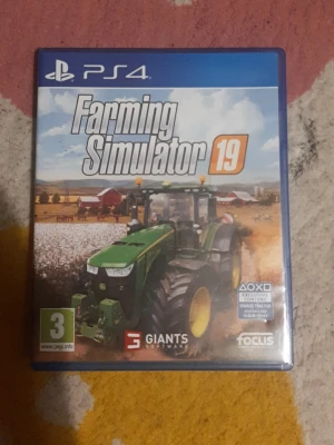 Farming Simulator 19 PS4 spel - Farming Simulator 19 till PlayStation 4 med blå plastfodral. Spelet har ett omslag med en grön traktor på en lantlig bakgrund och är utvecklat av Giants Software. Passar för dig som gillar realistiska lantbruksspel och maskiner.