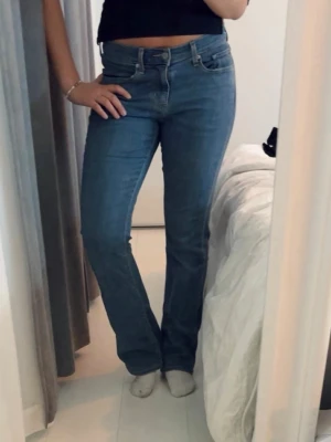 Levi’s Classic Bootcut jeans W27 L32 - Blåa Levis jeans modellen classic bootcut. Väldigt stretchiga och sköna i materialet. Köpta i Usa och endast använda ett fåtal gånger därmed i väldigt fint skick☺️  I storleken W27 