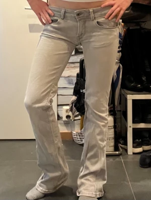 Sjukt snygga jeans från pepe jeans - Jättecoola grå Lågmidjade jeans. Innerbenslängden är ca 76 cm och midjemåttet rakt över ca 36 cm, de är ganska stretchiga i midjan💖