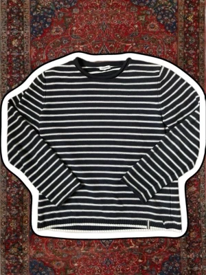 J.Lindeberg tröja - Säljer en skit snygg stickad randig J Lindeberg tröja i storlek L men passar M. Modellen är 183 och väger 73 kg  Skick:9/10 Skriv vid frågor!