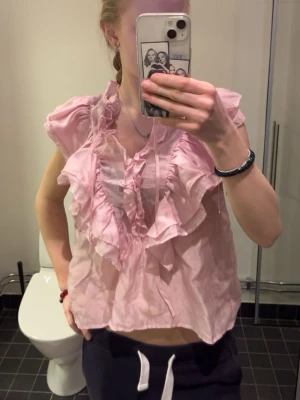 Rosa volangblus från kappahl! - Supersöt ljusrosa blus med volanger. Blusen är ärmlös och har en luftig vibe. jättefin men kommer inte till användning💕