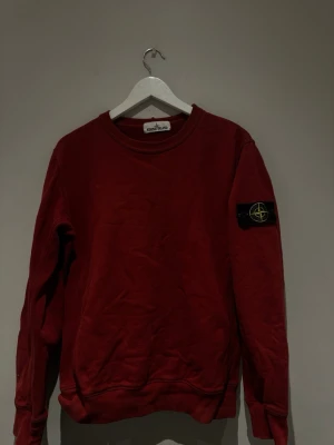 Röd sweatshirt från Stone Island - Röd sweatshirt från Stone Island storlek M säljes 
