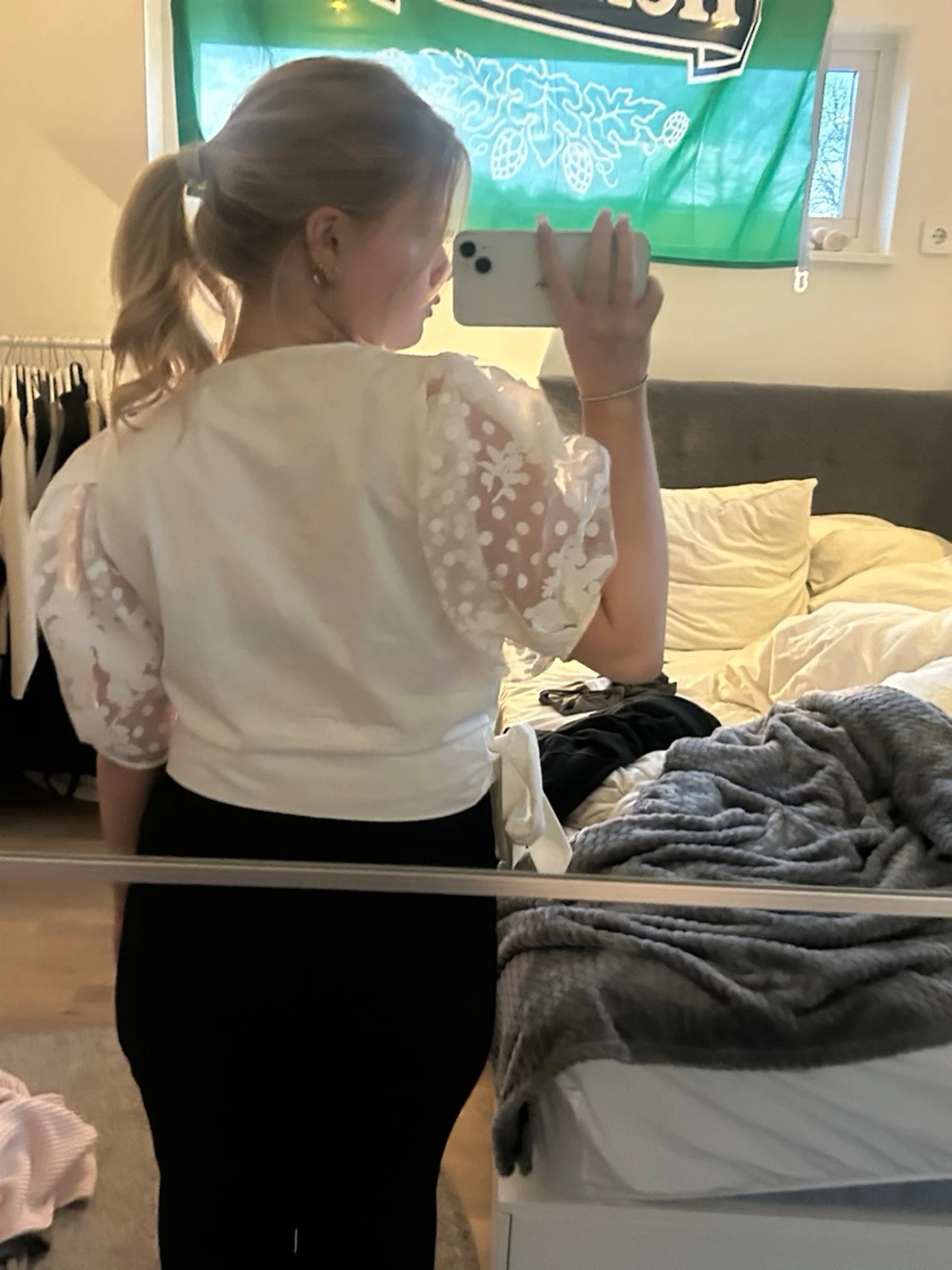 Vit omlottopp med puffärm och spets