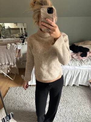 Beige stickad  - Jättefin beige stickad tröja från samsøe 
