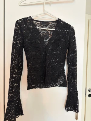 Gina tricot spetströja - Svart, V-ringad spetströja med utsvängda armar från Gina tricot. Tröjan är i fint skick. 🌷