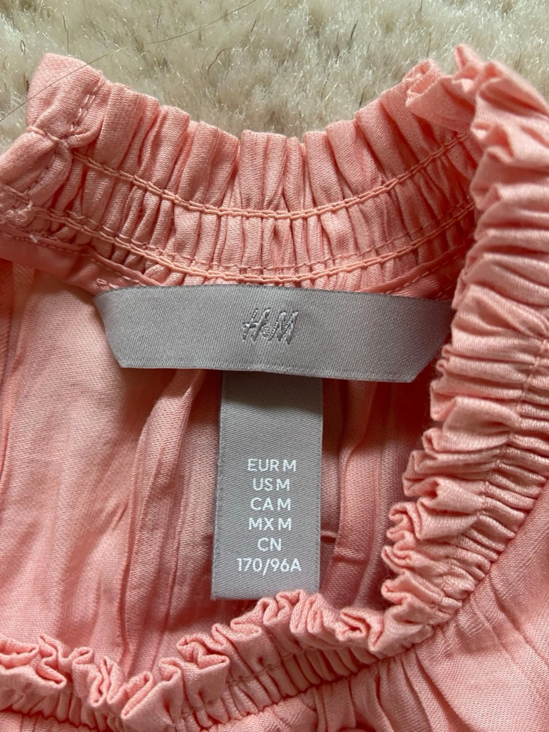 Ljusrosa smockad topp med volang - 2