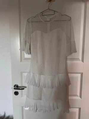 Student klänning  - Så fin och söt vit klänning som passar till studenten och andra minnesvärda tillfällen 🤩🤩 väldigt enkel men fin, ingenting man svettas i 😜🤩 använd 1 gång & passar xs/s