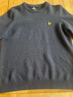 Mörkblå stickad tröja - Snygg stickad tröja från lyle n scoot. Bra skick. 