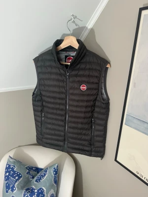 Grå dunväst från Colmar - Snygg svart dunväst från Colmar som är perfekt nu för våren och sommaren. Storlek: XS.         Skick:9/10 inga defekter eller något. Har ni några frågor eller prisförslag är det bara att höra av sig😁
