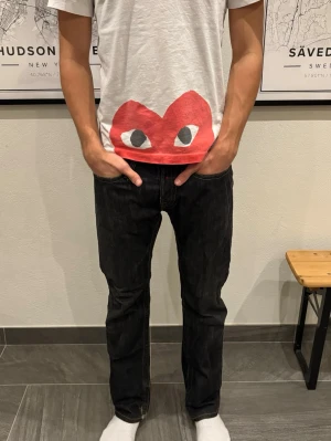 Replay jeans - Stört goa replay jeans med straight fit, nästan lite bootcut. Dom är rätt använda och slitna i hälen men fortfarande i väldigt bra skick. Storlek är 29/33 men sitter definitivt som en 29/30. Jag är 178 cm lång och väger 65 kg.