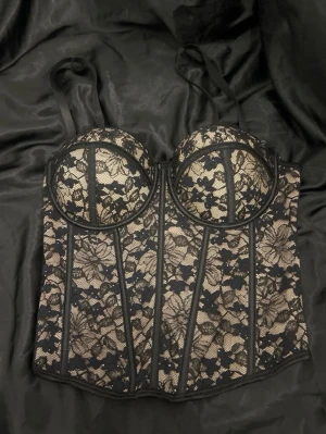 Svart spetskorsett - Snygg korsett med svart spets och justerbara remmar (inte mina bilder men kan skicka privat)