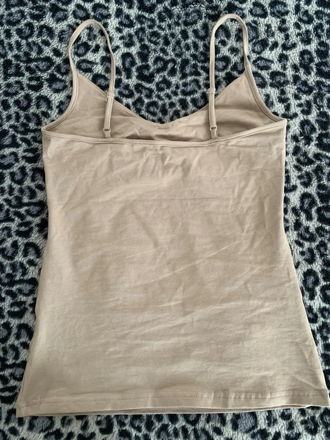 Beige linnetopp med smala axelband - 1