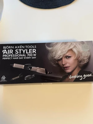 Björn Axén Tools Air Styler 700W varmluftsborste - Air Styler från Björn Axén Tools OBH nordica. Fönborste med flera tillbehör för styling. Helt oanvänd! 