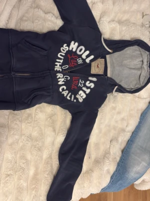 Mörkblå hoodie från Hollister - Mörkblå vintage  hollister hoodie i storlek S pris går och diskuteras