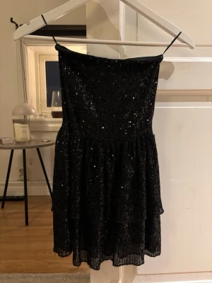 Glitter topp - Säljer denna superfina topp!! Perfekt till fest eller till vardags. Storleken är för barn då den är köpt från Gina Kids men jag har vanligtvis S i kläder och den passar perfekt😍