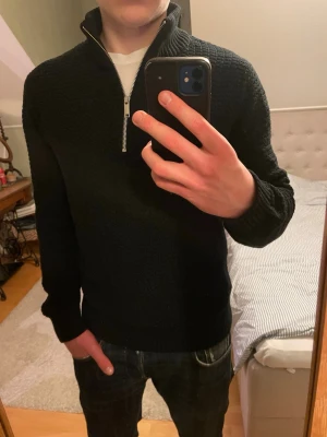 Stickad Quarterzip Selected Homme - Mycket snygg svart quarterzip från Selected Homme i storlek M. Stickad i lite tjockare garn och passar perfekt med en skjorta under nu till våren