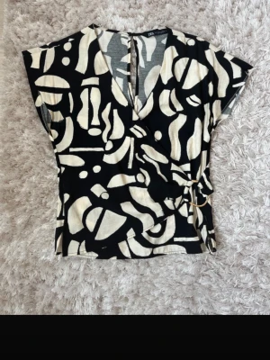 Zara topp - Supersöt topp från zara! den har en gulddetalj vid den nedre vänstra kanten och perfekt inför våren och sommaren. Sömmen i den vänstra ärmen har gått ur (se sista bild) men är inget man tänker på, och är enkelt att sy tillbaka! Säljer då den inte kommer tills användning längre❤️