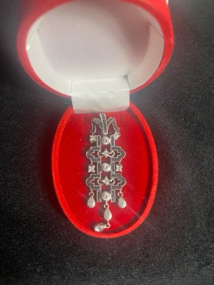 Äkta silver smycke halsband tillbehör - Unik halsband tillbehör i svart och silver med geometriskt mönster och gnistrande stenar.  Den har flera hängande detaljer och pärlliknande dekorationer som ger en lyxig känsla. Perfekta för dig som vill sticka ut med din stil.