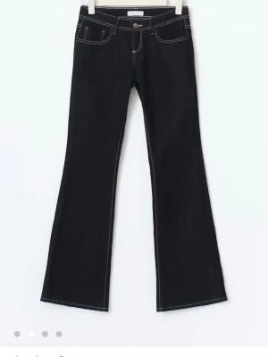 Mörkblåa flare low waist jeans - Jag säljer dem då de inte används längre, har använt flertal gånger men ser som nya ut, om egna bilder önskas kan jag skicka!!