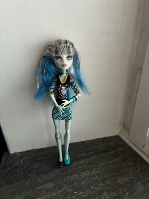 Monster high - Franken Stein docka i väldigt fint skick med fler armband och skor kvar. Håret måste fixas men är enkelt gjort. Pris kan diskuteras