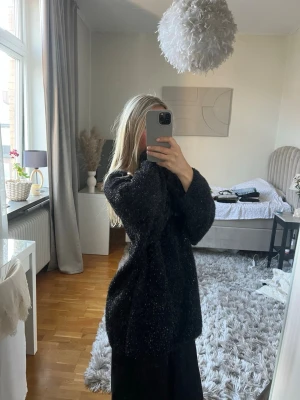 Svart glittrig stickad tröja - Mysig och snygg stickad tröja med glitter, Storlek L (har i vanliga fall Xs/S). Från H&M. Perfekt till en mini kjol eller snygga jeans.