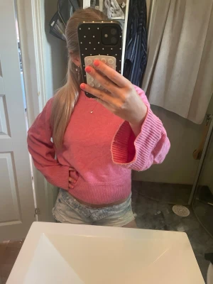 stickad tröja - rosa / coral stickad tröja i storlek M men skulle mer säga S 🩷