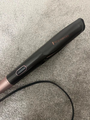Remington plattång svart/roséguld - Snygg plattång från Remington i svart och roséguld. Ergonomisk design med sladd och enkel knapp för att slå på och av. Perfekt för att styla håret snabbt och smidigt. Passar både lockar och rakt hår.