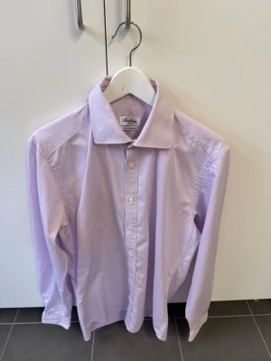 Ljuslila skjorta från Stenströms - Snygg ljuslila skjorta från Stenströms i 100% bomull. Klassisk krage, knäppning framtill och långa ärmar. Perfekt för dig som vill ha en stilren och fräsch look.