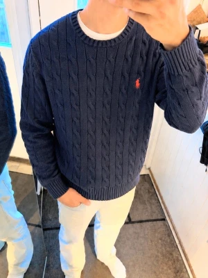 Marinblå kabelstickad tröja från Ralph Lauren  - Fint skick! Strl S Hör av dig vid frågor! 
