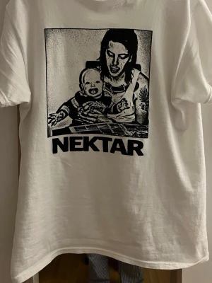 Nektar tisha med magnoliatryck - Nektar merch från deras spelning i Lunds stadspark, endast använd 1 gång, pris kan diskuteras