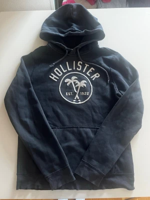 Hollister California hoodie vintage surf (sällsynt) - Riktigt snygg och eftertraktad Hollister California hoodie. fint skick inga fel storlek S kan ta mått vid behov. Endast 410kr ej hugget i sten kom gärna med frågor och prisförslag har även mycket mer liknande i min profil alla storlekar kolla gärna stor rabatt vid köp av flera 😁✌️